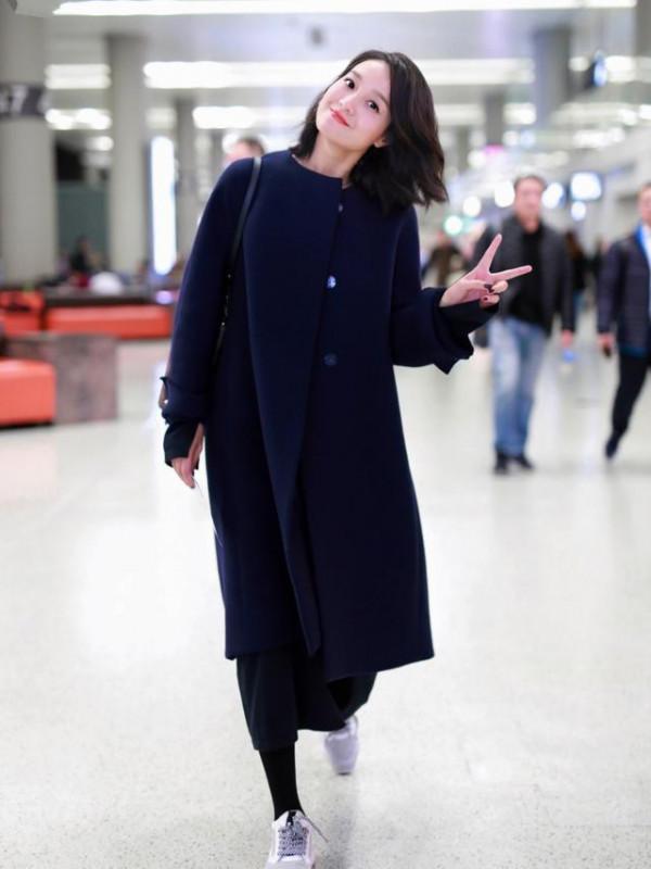 朱丹機場私服真減齡，穿闊腿褲配運動鞋，嘟嘴賣萌模樣哪像38歲？