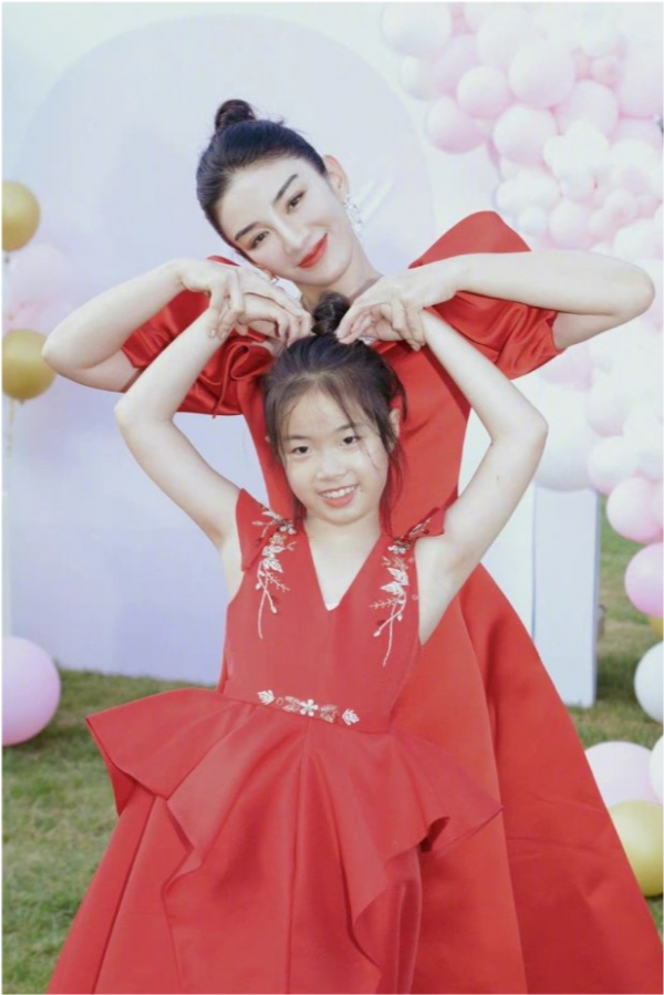 黃奕44歲生日難得高調一回!穿“中國紅”裙美回巔峰,女兒大逆襲 黃奕44歲生日難得高調一回!穿“中國紅”裙美回巔峰,女兒大逆襲