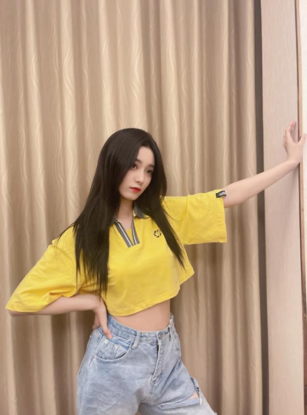 徐藝洋機場私服，蕾絲刺繡府綢襯衫，斜挎鉚釘裝飾皮包又美又颯