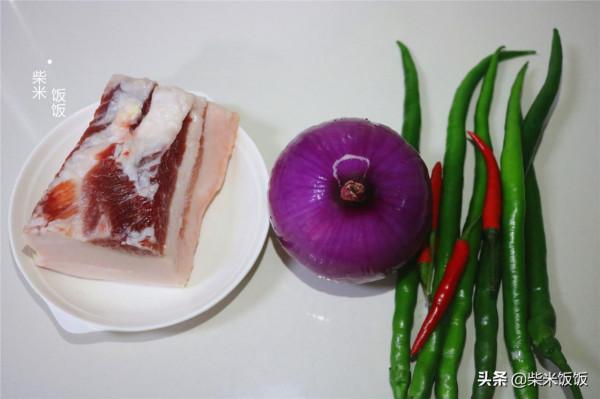 這道菜簡單又好吃，大火快炒，幾分鐘上桌，香辣開胃吃不夠