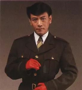 2002年，“一代妖男”羅文去世，為何鄧光榮在葬禮上怒罵劉鑾雄？