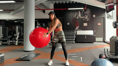 4個瑜伽球動作在家練馬甲線，超適合女生