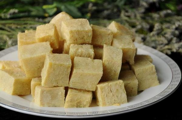 過年炸豆腐，最忌直接下鍋炸，89歲奶奶教我這樣做，蜂窩大不吸油