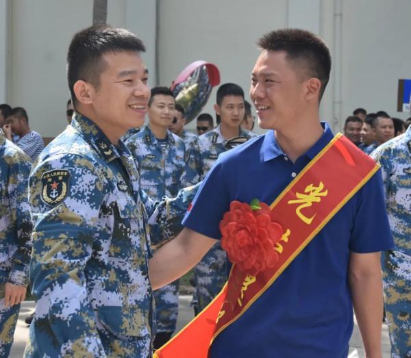 返鄉航班上，西沙老兵收到一份特殊禮物