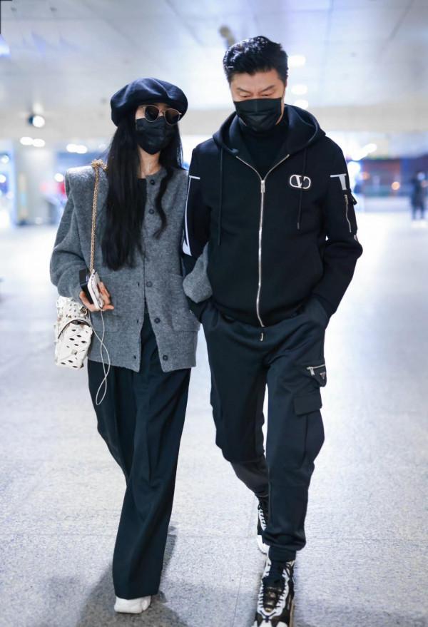 比女兒還大牌，范冰冰爸爸穿3萬7老年裝炸街，挽女兒走機場似情侶