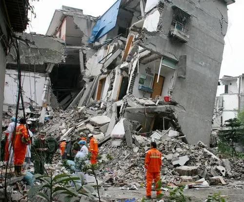 如果發生地震時高層和底層哪個最安全？今天終於明白了