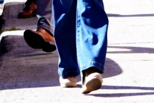 加拿大第一夫人索菲穿牛仔褲坡跟鞋參加投票,丈夫和一兒兩女相陪 加拿大第一夫人索菲穿牛仔褲坡跟鞋參加投票,丈夫和一兒兩女相陪