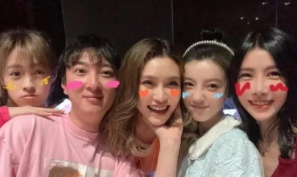 趙子易靠養狗成贏家，熬走無數網紅，曾和王思聰現女友一起滑雪