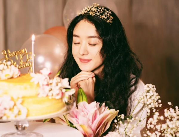 33歲趙麗穎現場生日照被瘋傳，照片放大後，這頭冠我沒看錯吧