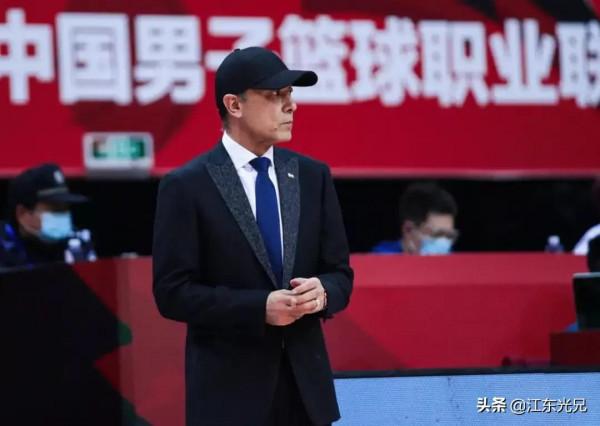 杜鋒花式籃球比賽與阿的江不叫暫停方式那一種對籃球發展有利？