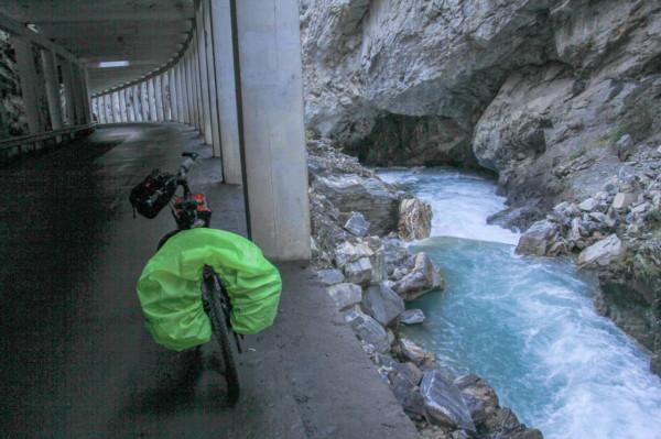川藏騎行意義何在？13驢友雨中起爭執，結果太氣人