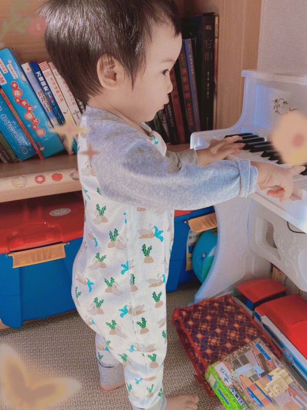 星二代來了：吳所謂和德雲社合影，周杰倫兒子一個動作看出是親生