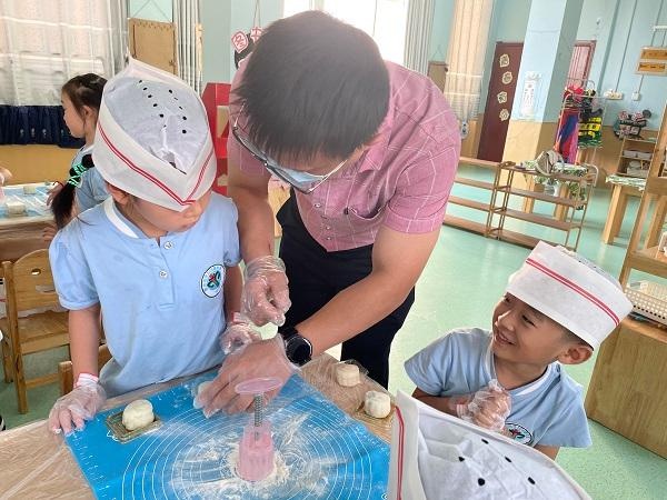 墨子巷幼兒園沿江分部做月餅慶中秋弘揚傳統文化