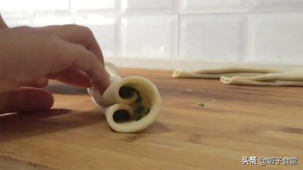 蔥油餅簡單好吃的做法，開水一燙，一拉一卷，外酥裡軟，勁道層多