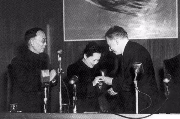 1969年宋子安離世，遺囑寄二姐宋慶齡：請她接收屬於她的遺產