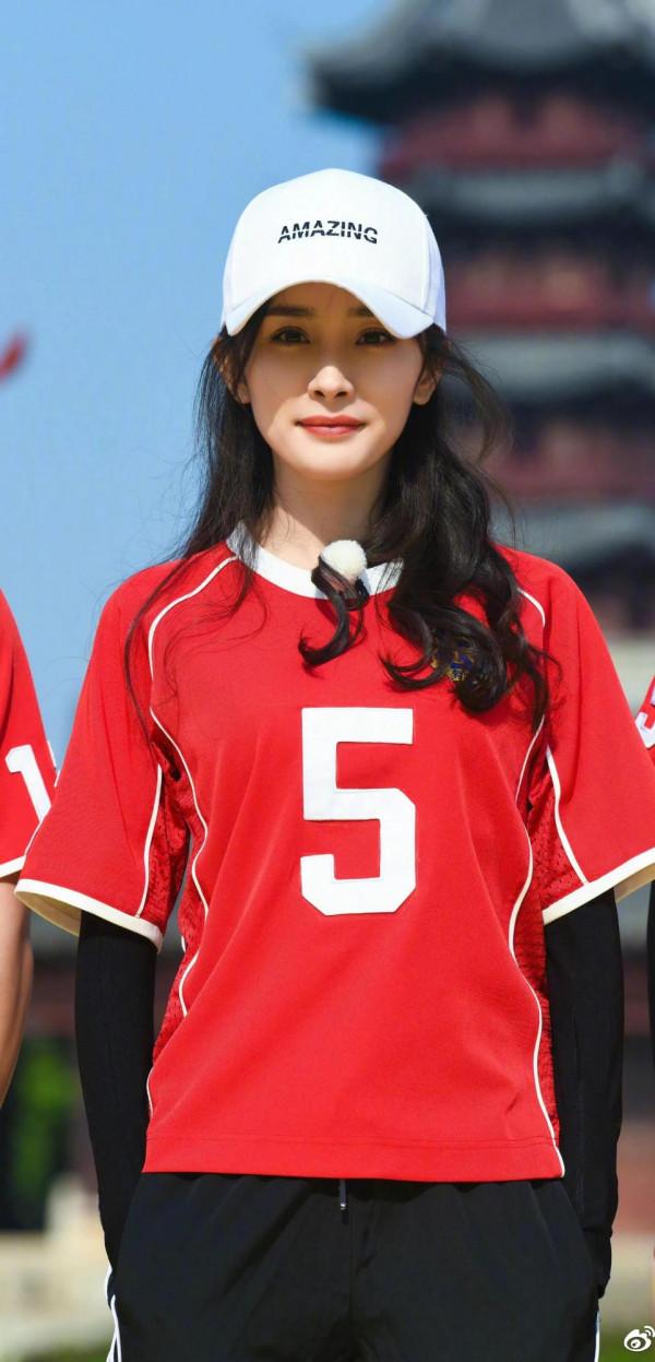 楊冪 綜藝活動組圖（大圖）紅色運動服凸現好身材