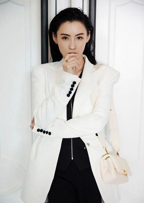 被張柏芝新造型A到了！穿白色西裝玩下身失蹤，配大背頭好御姐