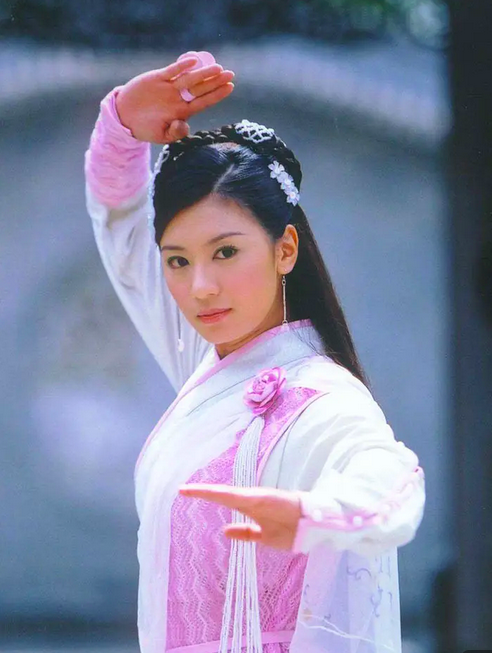 翻車造型一個接一個,沒有蕭薔的顏值,不要輕易駕馭“扇子造型” 翻車造型一個接一個,沒有蕭薔的顏值,不要輕易駕馭“扇子造型”