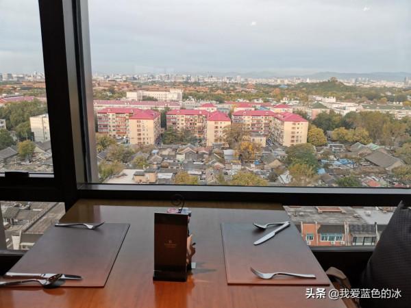 邊欣賞故宮景色邊吃早餐