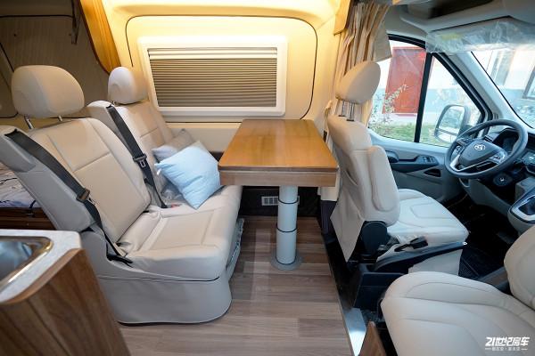 48V電路+實木傢俱板材，車裡還自帶茶具，魯道爾兩款車型可以選擇