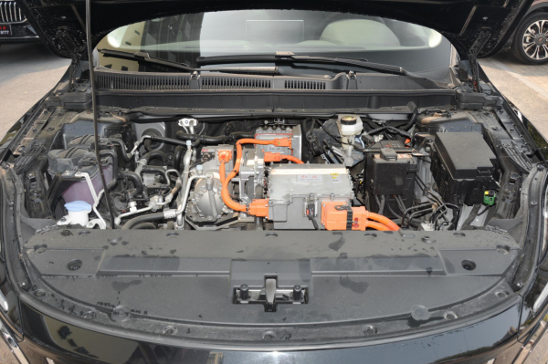 體驗紅旗E-QM5 2021款 充電 T3版，續航給力，跑車方便