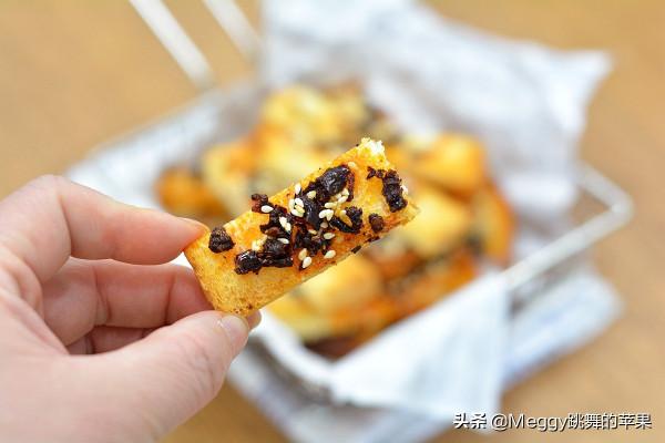 吃不完的吐司別扔，加點麻辣火鍋底料烤一烤，酥香脆嫩吃不夠