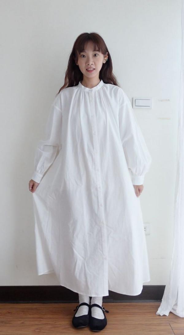 這樣穿洋裝超百搭超可愛!純白連身裙+針織背心重複穿搭 這樣穿洋裝超百搭超可愛!純白連身裙+針織背心重複穿搭