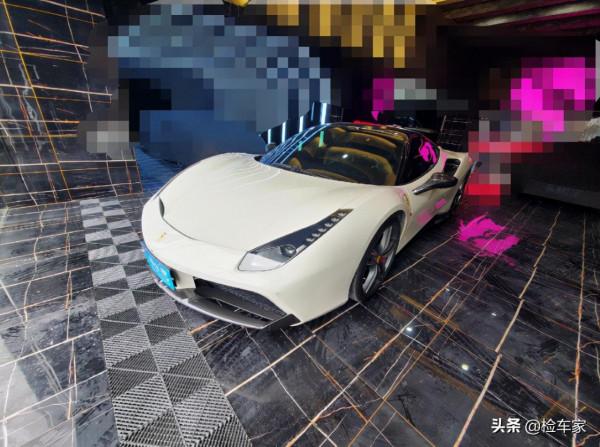 花三百多萬買臺6手法拉利，圖啥？老哥：停酒吧門口生意自動上門