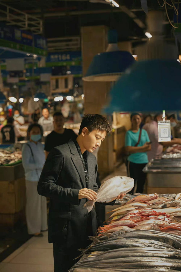 GQ盛典上最尷尬的8位明星，關曉彤造型被嘲，鄧倫、金晨重逢舊愛