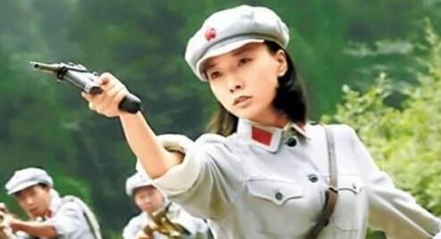 黃埔四女傑之一，紅軍第一位女師長，白馬雙槍女俠——胡筠
