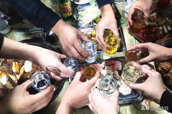 買白酒，甭管大牌小牌，只要瓶身有這“2記號”，都是酒精勾兌酒