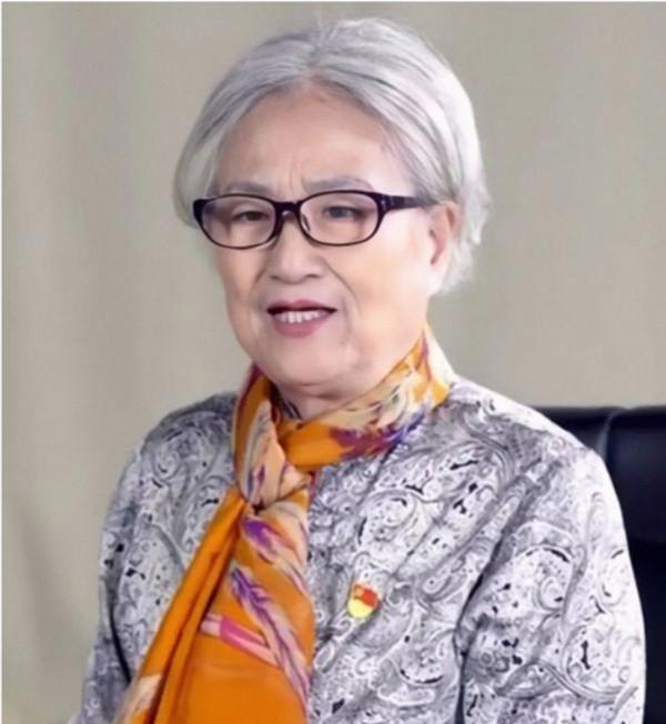 王文娟94歲風韻猶存,穿搭優雅又素淨,骨子裡就透出黛玉的溫柔勁 王文娟94歲風韻猶存,穿搭優雅又素淨,骨子裡就透出黛玉的溫柔勁