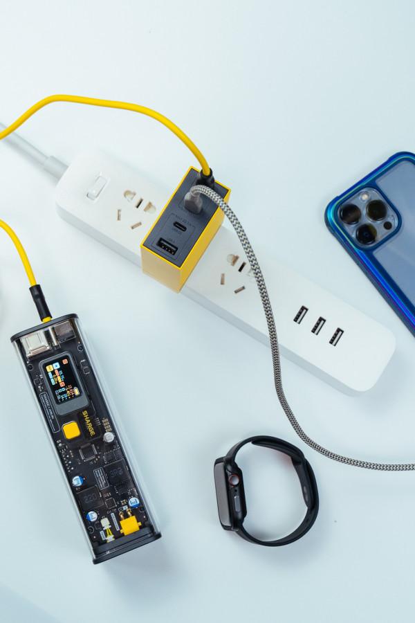 無法拒絕的賽博朋克工業美學：閃極100W超級移動電源 體驗分享