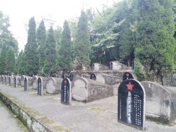 19歲鐵道兵意外犧牲，48年無人祭拜，近半世紀後82歲哥哥為其掃墓