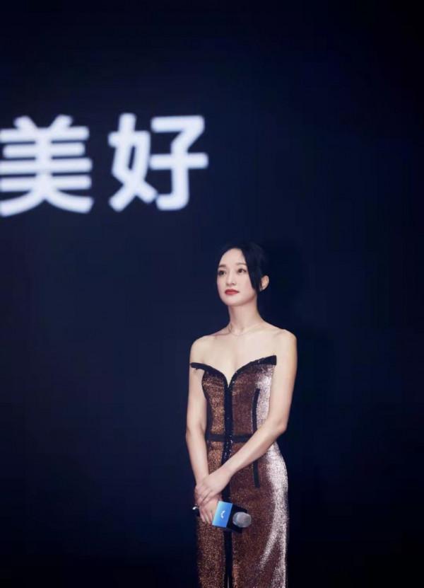 周迅自帶高階感！穿抹胸鎏金裙出席五菱活動，隨手一拍比大片還美