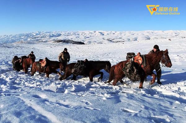 軍馬馱運 年貨送到邊防哨所
