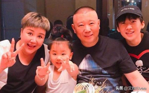 郭德綱45歲嬌妻出遊,穿牛仔外套染綠髮似網紅,身材瘦一圈大變樣 郭德綱45歲嬌妻出遊,穿牛仔外套染綠髮似網紅,身材瘦一圈大變樣