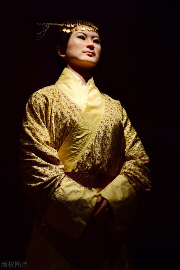 地下冒出“鬼火”,施工隊挖到了什麼?副館長心急如焚,連夜趕來 地下冒出“鬼火”,施工隊挖到了什麼?副館長心急如焚,連夜趕來