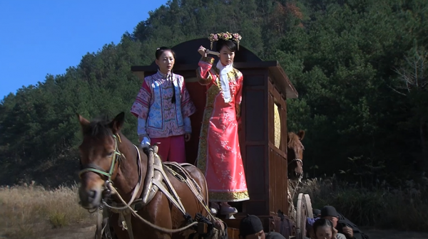 大家閨秀剛被選上皇妃，大清朝就亡了，最後被軍閥搶走，國產片