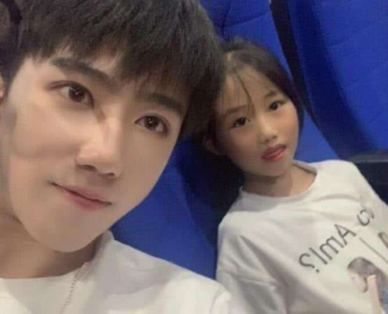 變形計暴躁農村女孩：被親媽拋棄，被城市哥哥當親妹妹，寵成公主