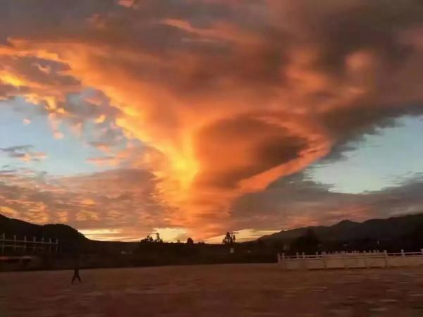 雲南黃龍潭美麗的火燒雲