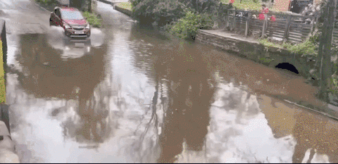 有點水就熄火，寶馬為何都是“旱鴨子”？英國小鎮口的這條路火了