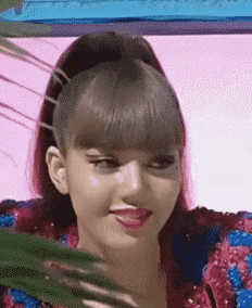 &quot;人間芭比&quot;lisa迴歸翻車,妝容油膩造型迷惑酷似吳莫愁!蘋果肌嚇人