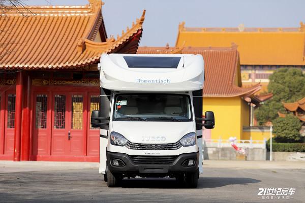 3.0T發動機配12度電，還有1000W太陽能板！這款房車適合退休生活