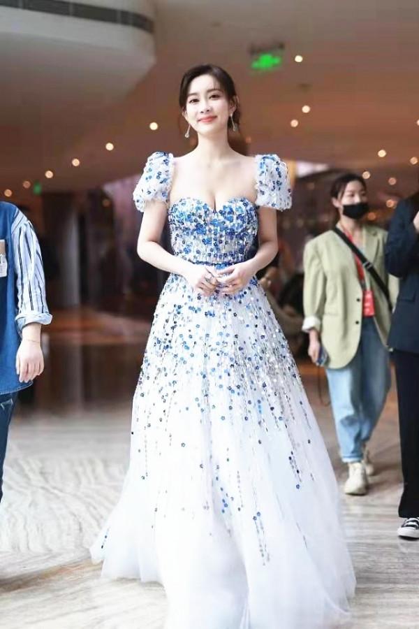 “北影校花”孟子義開放了,穿大方領裙裝秀美肩,藍色寶石真奢華 “北影校花”孟子義開放了,穿大方領裙裝秀美肩,藍色寶石真奢華