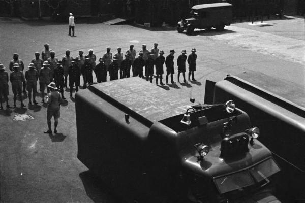 美國教官和遠征軍營長比試槍法，結果把手槍輸給了營長