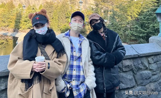 楊冪三里屯逛街被偶遇，穿黑色好小，路人鏡頭下腿細成竹竿太加分