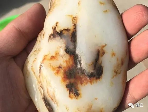 很全面的和田玉“水草沁”科普，籽料的“身份證”到底怎麼看？