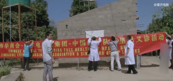 非洲難民打群架,中國維和部隊趕到,兩招把他們制服!紀錄片 非洲難民打群架,中國維和部隊趕到,兩招把他們制服!紀錄片