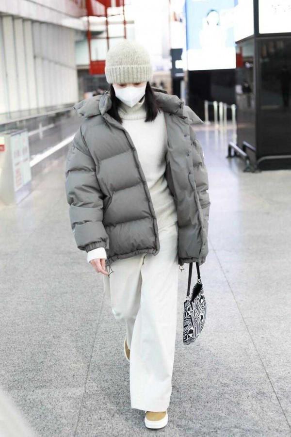 張雨綺這回終於穿對了,黑色麵包服配小腳褲,小鳥腿太顯瘦 張雨綺這回終於穿對了,黑色麵包服配小腳褲,小鳥腿太顯瘦